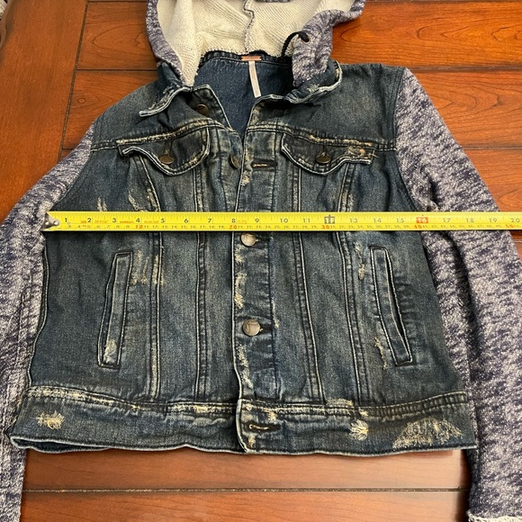 Free People Cropped‎ Distressed Jean Jacket - Picture 4 of 11